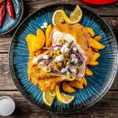 Görögös töltött csirkemell feta sajttal és spenóttal tálcán