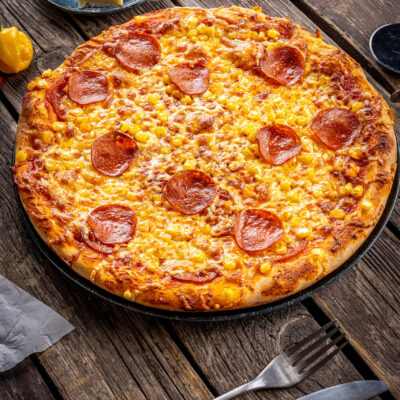 Szalámis, kukoricás pizza