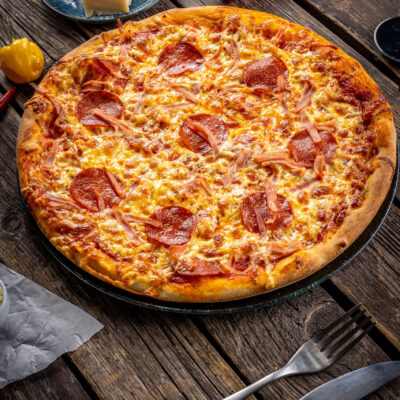 Sonkás, szalámis pizza