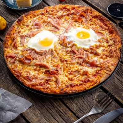 Ham and eggs pizza